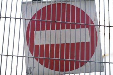 Tel Çit Duvarında Dur Uyarı İşareti