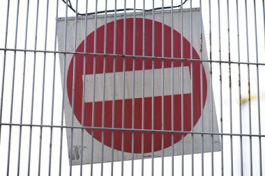 Tel Çit Duvarında Dur Uyarı İşareti