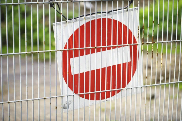 Panneau d'avertissement d'arrêt au mur de clôture de fil — Photo