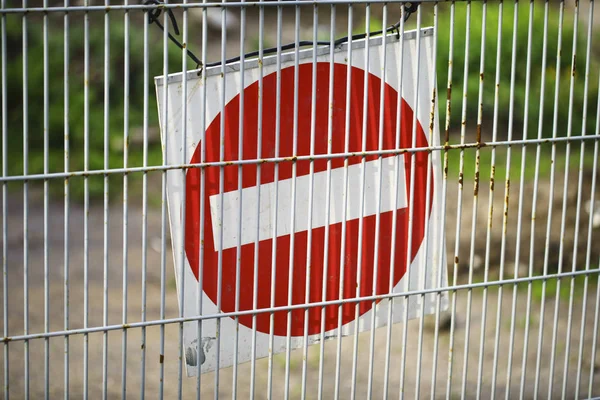 Značka upozornění na zastavení na stěně drátěného plotu — Stock fotografie