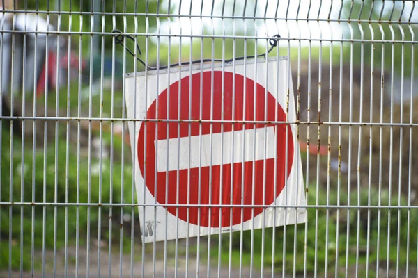 铁丝网墙处的停车警告标志 — 图库照片