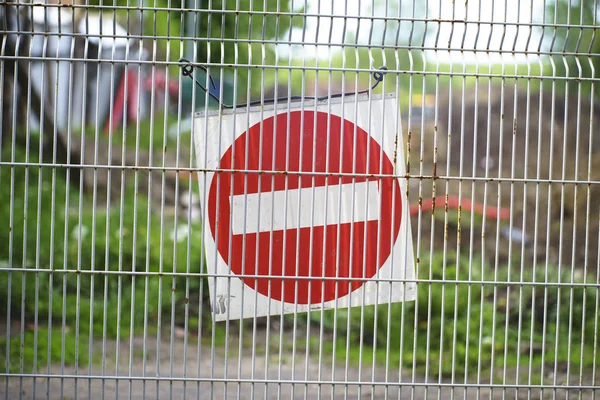 Stop Warning Sign at Wire Fence Wall — Stock Photo, Image