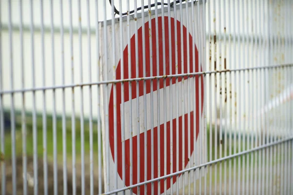 Panneau d'avertissement d'arrêt au mur de clôture de fil — Photo