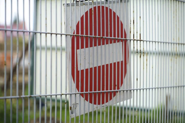 Stopp varningsskylt vid Wire Fence Wall — Stockfoto