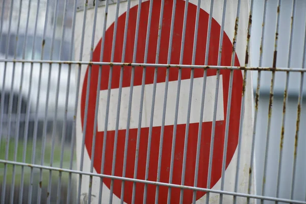 Stopp varningsskylt vid Wire Fence Wall — Stockfoto