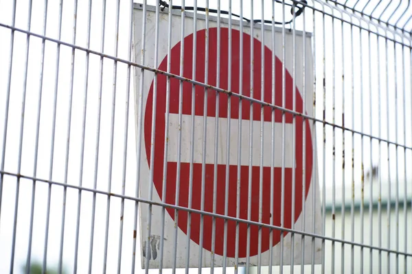 Panneau d'avertissement d'arrêt au mur de clôture de fil — Photo