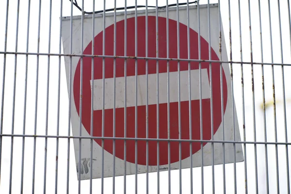 Стоп предупреждение знак на проволочном заборе стены — стоковое фото