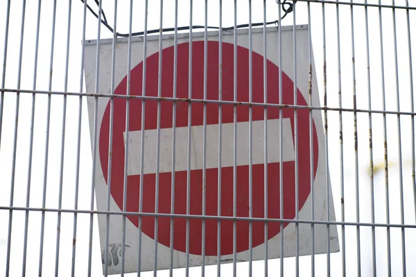 Стоп Попереджувальний знак на стіні дроту паркан — стокове фото