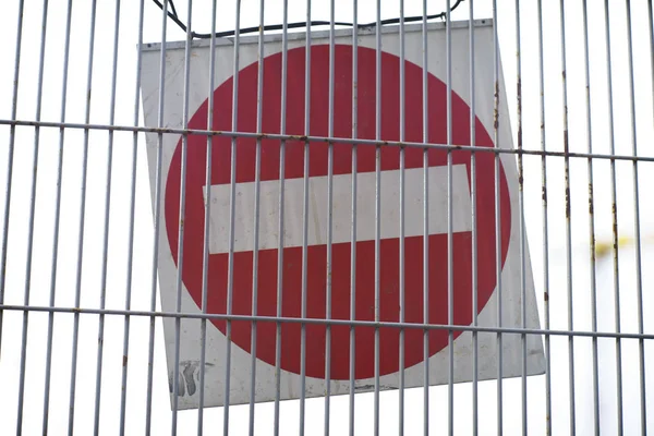 Zatrzymaj znak ostrzegawczy na ścianie ogrodzenia drutu — Zdjęcie stockowe