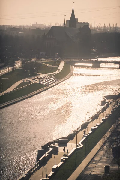 Vista al atardecer del río Pregolya (Pregel) y Koenigsberg Cathe — Foto de Stock