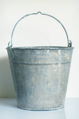 boş metal kova