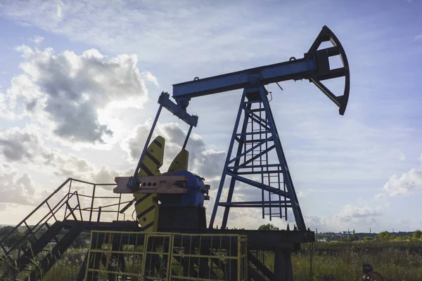 Výroba oleje: ropný Rig na pozadí modrého nebe — Stock fotografie