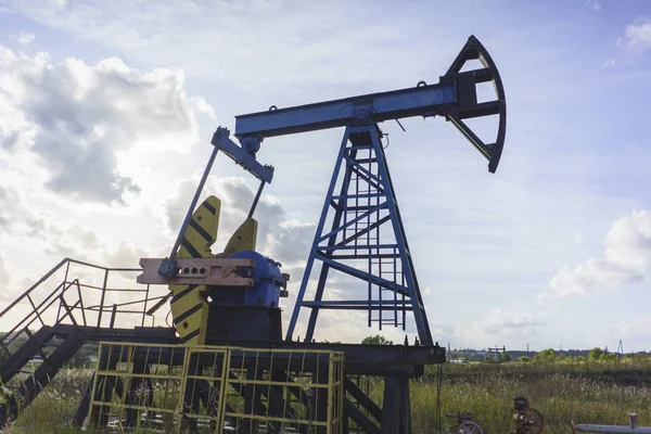 Producción de petróleo: Plataforma petrolífera sobre fondo azul del cielo — Foto de Stock