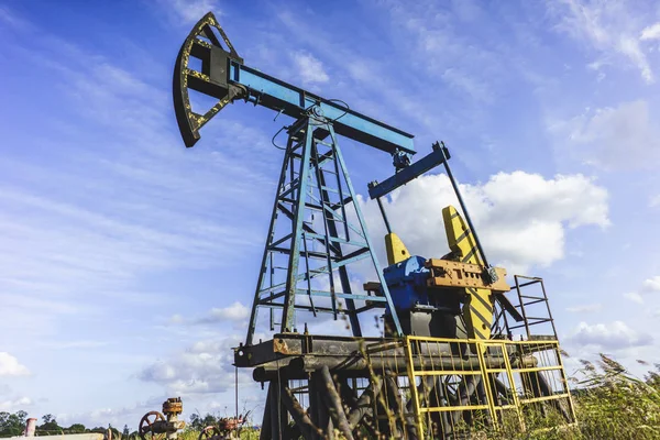 석유 생산 : 푸른 하늘 배경에 석유 굴착 장치 — 스톡 사진