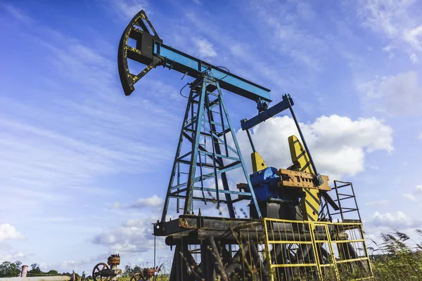 Producción de petróleo: Plataforma petrolífera sobre fondo azul del cielo — Foto de Stock