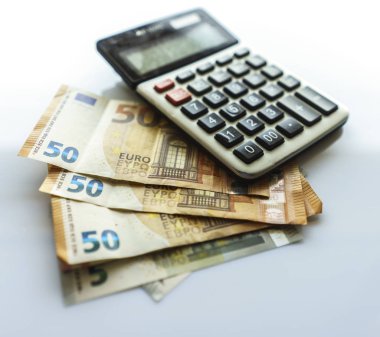 Banknotlar ve Hesap Makinesi, Beyaz Arka Plan Üzerine Euro Banknotes