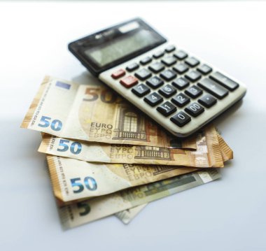 Banknotlar ve Hesap Makinesi, Beyaz Arka Plan Üzerine Euro Banknotes