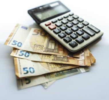 Banknotlar ve Hesap Makinesi, Beyaz Arka Plan Üzerine Euro Banknotes