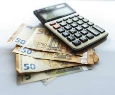 Banknotlar ve Hesap Makinesi, Beyaz Arka Plan Üzerine Euro Banknotes