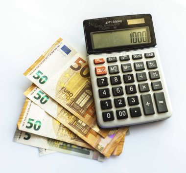 Banknotlar ve Hesap Makinesi, Beyaz Arka Plan Üzerine Euro Banknotes