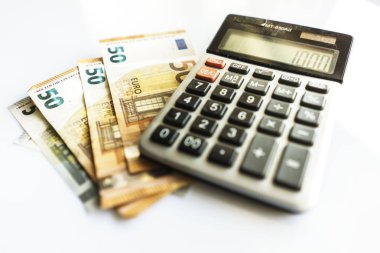 Banknotlar ve Hesap Makinesi, Beyaz Arka Plan Üzerine Euro Banknotes