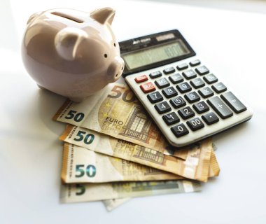 Banknotlar ve Hesap Makinesi, Beyaz Arka Plan Üzerine Euro Banknotes