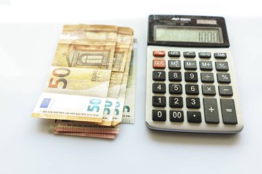 Banknotlar ve Hesap Makinesi, Beyaz Arka Plan Üzerine Euro Banknotes