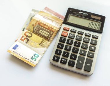 Banknotlar ve Hesap Makinesi, Beyaz Arka Plan Üzerine Euro Banknotes