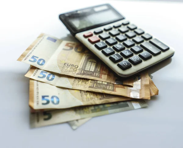 Банкноты и калькулятор, банкноты евро на белом фоне — стоковое фото
