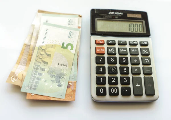 Банкноты и калькулятор, банкноты евро на белом фоне — стоковое фото