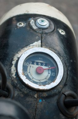 Eski bir motosiklet takometre ayrıntılı görünümünü. Hız ve ölçme donanımları kilometre.