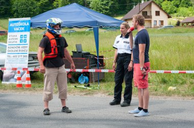 Bir saniye yemek yok. Motosikletçiler için önleyici güvenlik olayları. Tarih 02. Haziran 2018 mekan İlçesi Sloup, South Moravia, Çek Cumhuriyeti. Bu olay trafik polis, itfaiye ve sağlık görevlileri katılmak. Öğreticiler, örnekleri içerir ve 