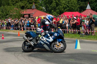 Bir saniye yemek yok. Motosikletçiler için önleyici güvenlik olayları. Tarih 02. Haziran 2018 mekan İlçesi Sloup, South Moravia, Çek Cumhuriyeti. Bu olay trafik polis, itfaiye ve sağlık görevlileri katılmak. Öğreticiler, örnekleri içerir ve 