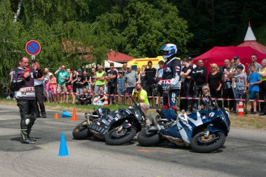 Bir saniye yemek yok. Motosikletçiler için önleyici güvenlik olayları. Tarih 02. Haziran 2018 mekan İlçesi Sloup, South Moravia, Çek Cumhuriyeti. Bu olay trafik polis, itfaiye ve sağlık görevlileri katılmak. Öğreticiler, örnekleri içerir ve 