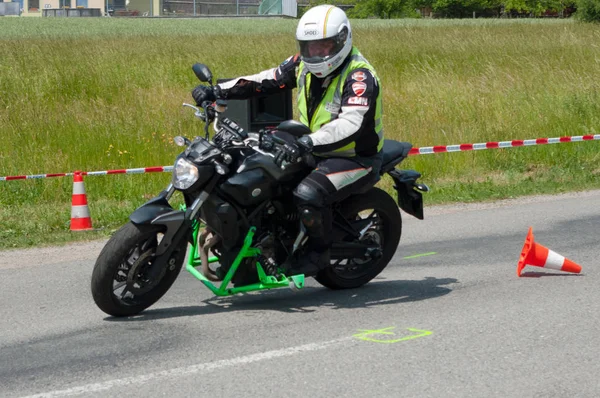 不要吃一秒钟 摩托车驾驶员的预防性安全事件 日期为02 2018年6月会场镇 Sloup 南摩拉维亚 捷克共和国 参加这次活动的交通警察 消防员和医护人员 它包括教程 — 图库照片