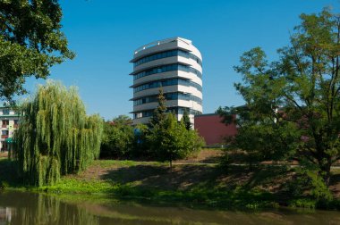 Modern mimarisi ve doğa birleşimi. Ofis Binası şehir Blansko. South Moravia, Çek Cumhuriyeti.
