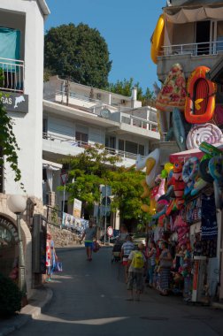 Ulcinj Karadağ Güney sahil üzerinde yer alan tarihi bir kent. Mağazalar, oteller ve restoranlar turistler için sokakları.