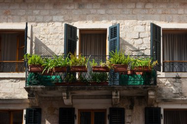 Eski pencere ve balkon tarihi bir bina.