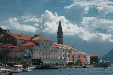 Perast kasaba. Bu kasaba Karadağ Boka Kotorska Körfezi kıyısında yer alır.