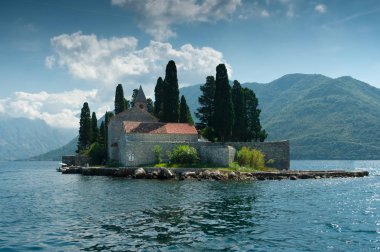 SV. Djordje adında bir ada. Bu ada Perast Karadağ yakınındaki Boka Kotorska Körfezindeki yer alır.