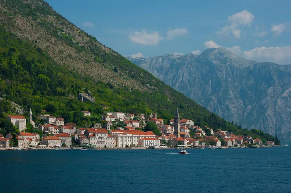 ポドゴリツァの町 この町はモンテネグロの Kotorska 湾の海岸に位置します — ストック写真