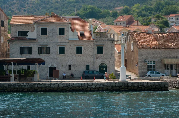 モンテネグロ コトル 2018 日Boka Kotorska モンテネグロと呼ばれる湾の海岸にある小さな町 — ストック写真