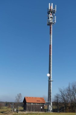 Radyo, televizyon yayıncılığı, Internet ve Gsm sinyal iletimi için verici.