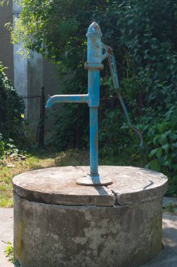 Eski pompa. Bir kuyudan su pompalama için aygıtlar.