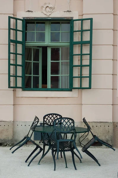ウィンドウ テーブルおよび 脚の椅子のある静物 — ストック写真