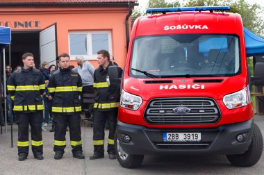 Yeni bir itfaiye aracının törensel kutsaması. Tarih 4.5.2019, köy Sosuvka, Güney Moravya, Çek Cumhuriyeti.