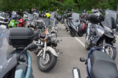 Bir saniye daha yeme. Motosiklet sürücüleri için önleyici güvenlik etkinlikleri. 08 tarihi. haziran 2019 mekan ilçe Sloup, Güney Moravya, Çek Cumhuriyeti. Bu etkinliğe trafik polisi, itfaiye ve sağlık görevlileri katılın.