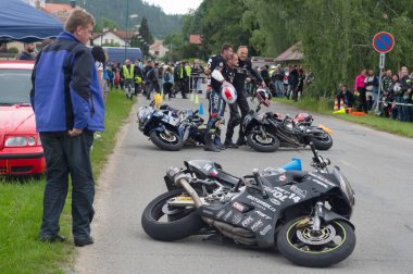 Bir saniye daha yeme. Motosiklet sürücüleri için önleyici güvenlik etkinlikleri. 08 tarihi. haziran 2019 mekan ilçe Sloup, Güney Moravya, Çek Cumhuriyeti. Bu etkinliğe trafik polisi, itfaiye ve sağlık görevlileri katılın.