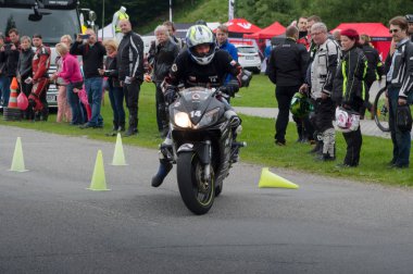 Bir saniye daha yeme. Motosiklet sürücüleri için önleyici güvenlik etkinlikleri. 08 tarihi. haziran 2019 mekan ilçe Sloup, Güney Moravya, Çek Cumhuriyeti. Bu etkinliğe trafik polisi, itfaiye ve sağlık görevlileri katılın.