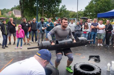 Strongman 2019. Aşırı güç sporunda Amatör rekabet. Tarih 13.7.2019, Village Sosuvka, South Moravia, Çek Cumhuriyeti.